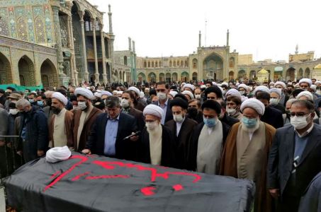 نماز برپیکر آیت‌الله حاج شیخ عباسعلی صادقی رئیس حوزه علمیه کمالیه خرم آباد